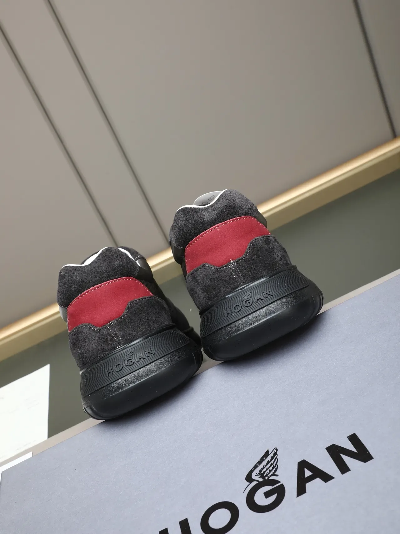 Hogan Noir Rouge Oversized H-Logo Daim et Panneau Textile Froissé Sneakers Lifestyle 3