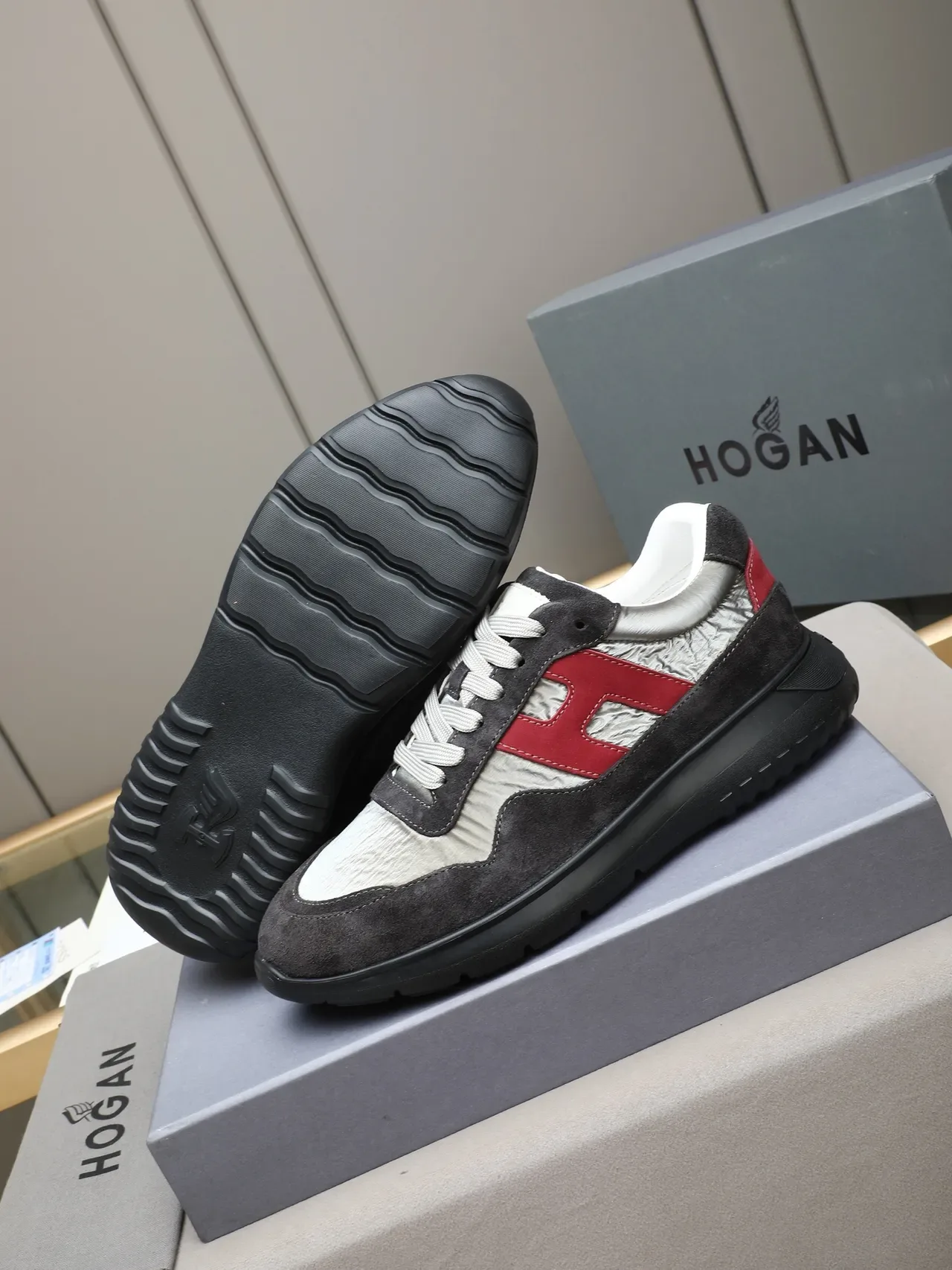 Hogan Noir Rouge Oversized H-Logo Daim et Panneau Textile Froissé Sneakers Lifestyle 4