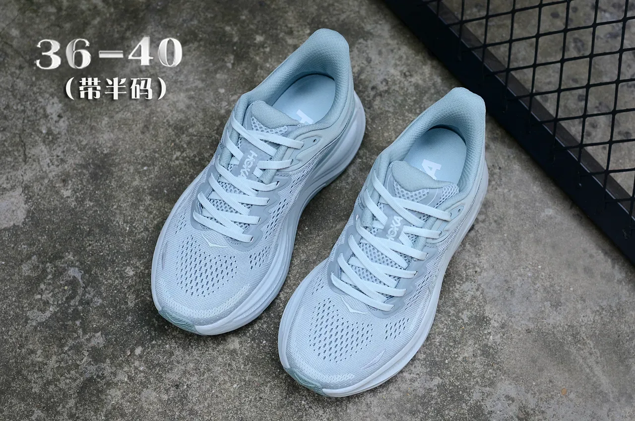 Hoka Azul Branco Maximalist Cushioning Engineered Mesh Upper Tênis de Corrida 2