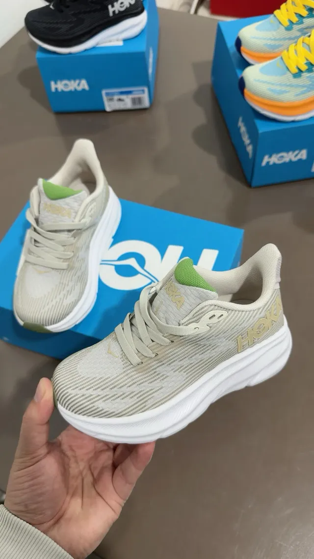 Hoka Clifton Pink White الجزء العلوي من الشبكة المصممة الحاجز اللوني التدريجي أحذية الجري 13