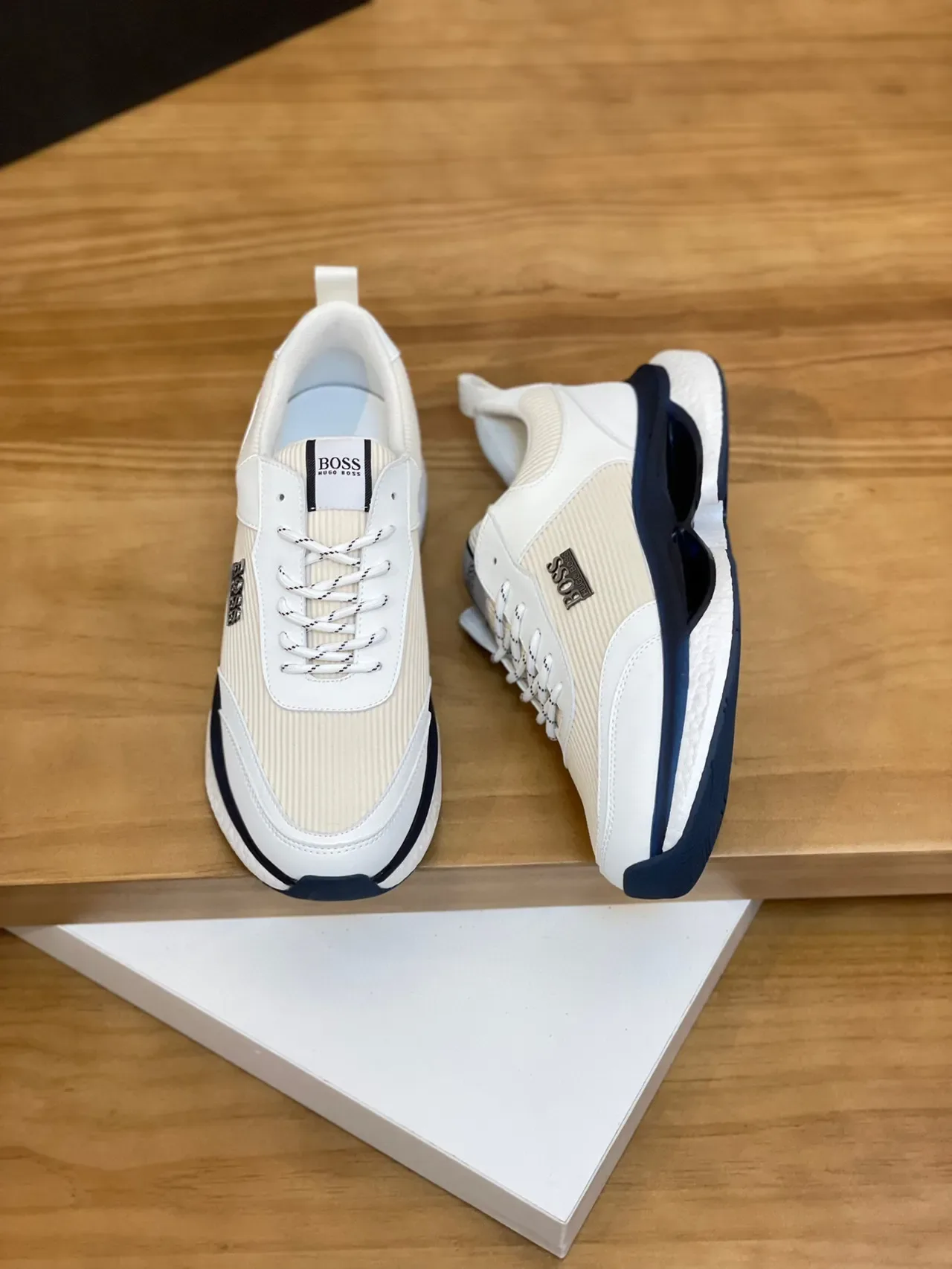 Hugo Boss Beige Navy Sneakers à tige en textile ribbed avec overlays en cuir blanc 2