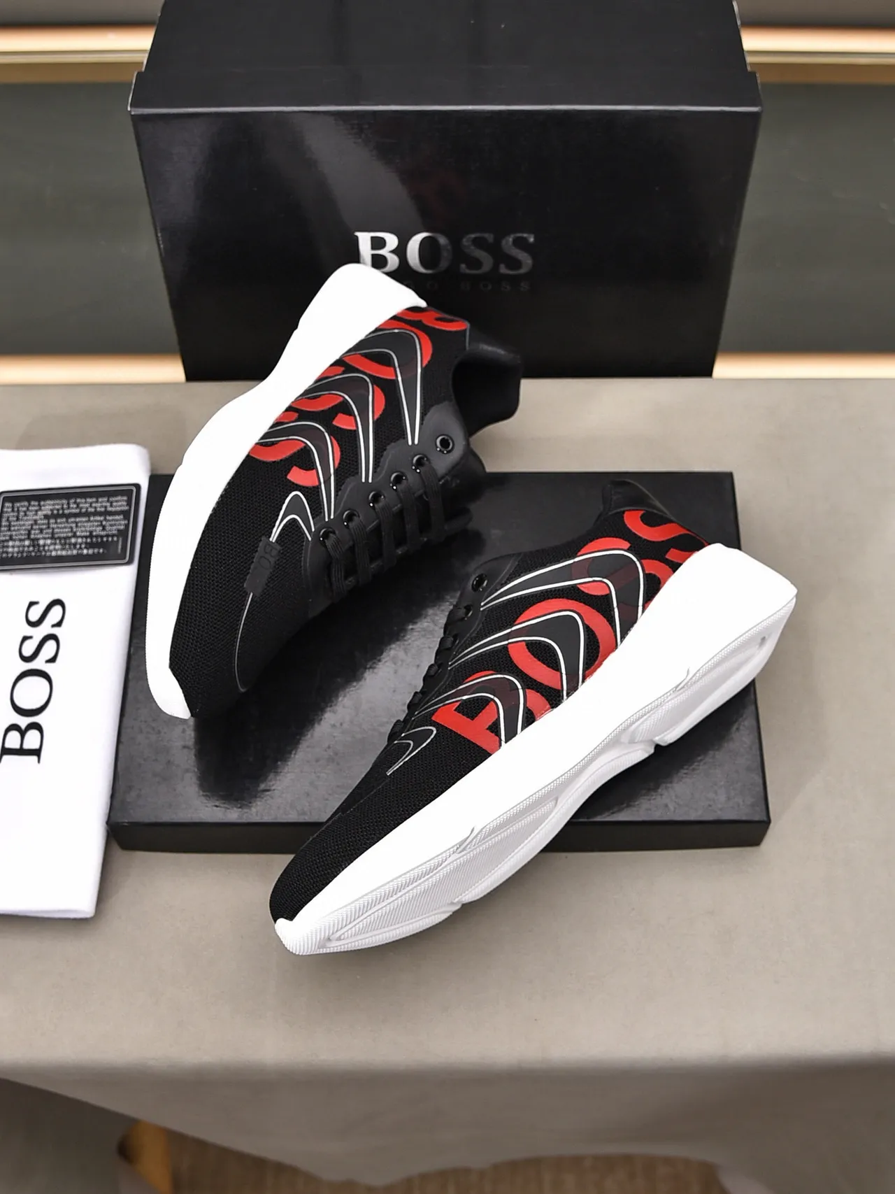 Hugo Boss Chaussures Lifestyle Noires et Rouges avec Upper en Maille et Impression de Logo Bold 2