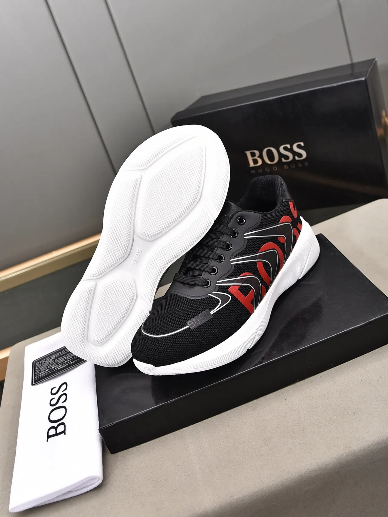 Hugo Boss Chaussures Lifestyle Noires et Rouges avec Upper en Maille et Impression de Logo Bold 4
