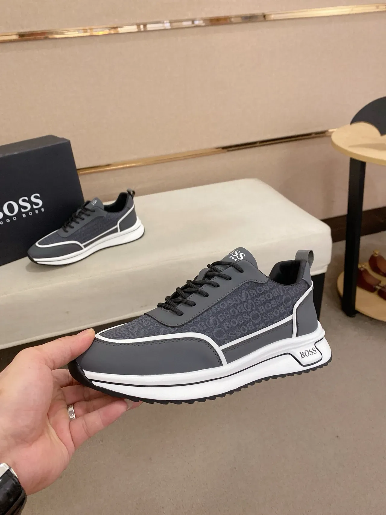 Hugo Boss Chaussures Lifestyle Gris Blanc avec Tige en Textile Monogramée et Bande de Contraste sur la Semelle Médiane 3