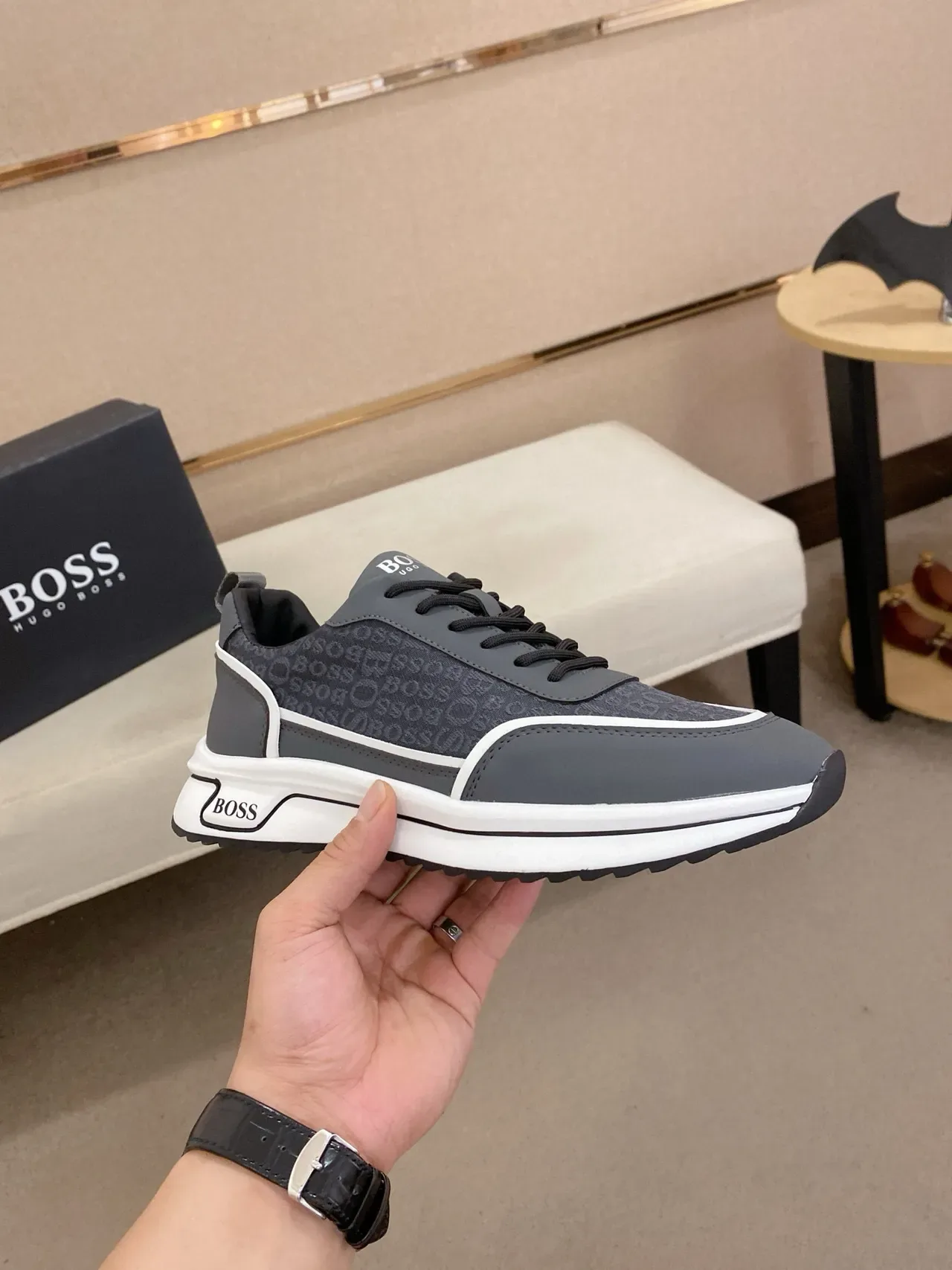 Hugo Boss Chaussures Lifestyle Gris Blanc avec Tige en Textile Monogramée et Bande de Contraste sur la Semelle Médiane 4