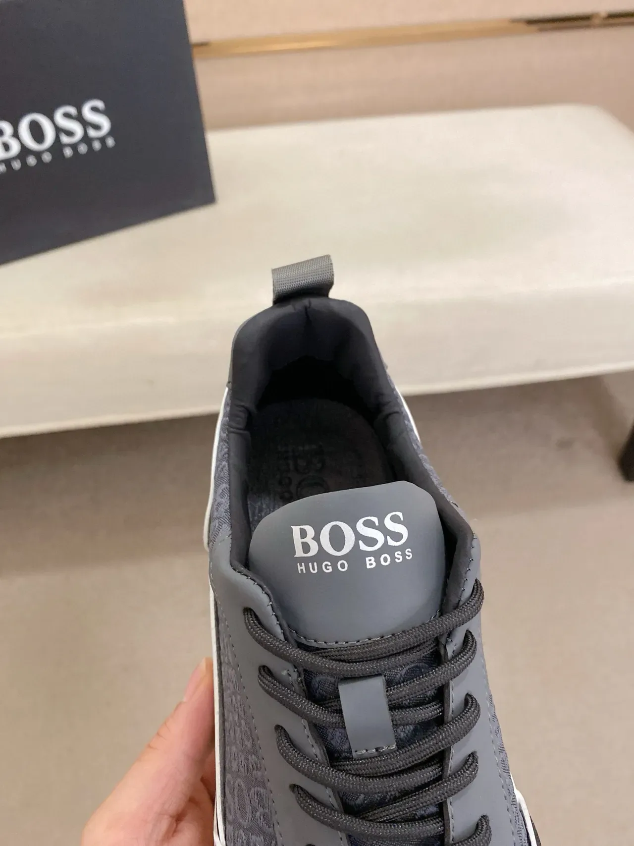 Hugo Boss Chaussures Lifestyle Gris Blanc avec Tige en Textile Monogramée et Bande de Contraste sur la Semelle Médiane 6