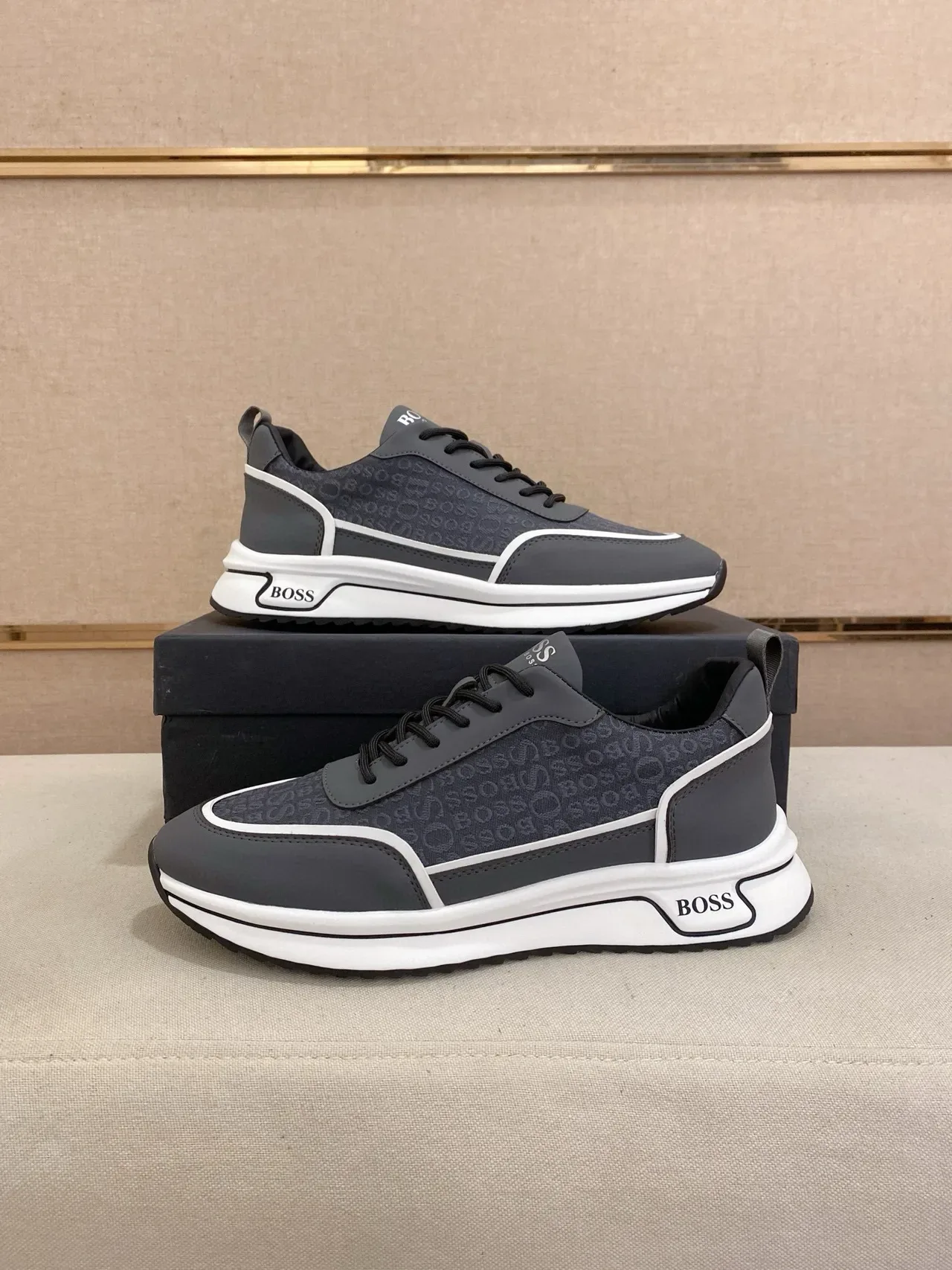 Hugo Boss Chaussures Lifestyle Gris Blanc avec Tige en Textile Monogramée et Bande de Contraste sur la Semelle Médiane 7
