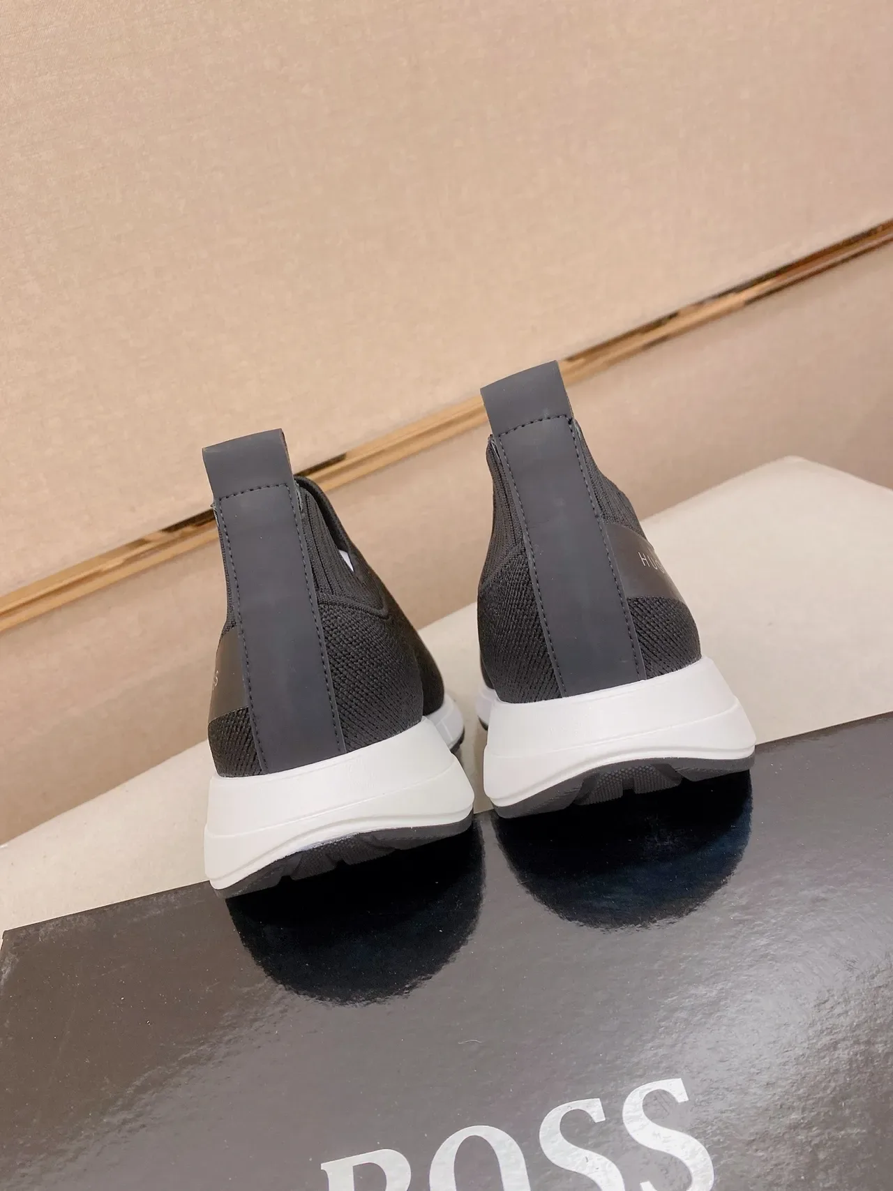 Hugo Boss Sneaker Lifestyle Gris et Blanc en Maille Slip-On 3