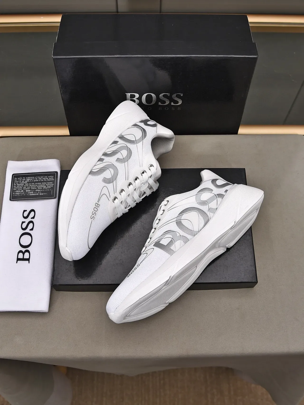 Hugo Boss Zapatillas Blancas Grises Parte Superior de Malla Esculpida Ranurada Suela Media 4
