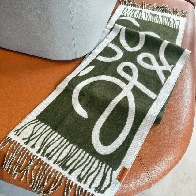 Loewe Anagram Vert Militaire Blanc Motif Abstrait Géométrique Ourlet Frangé Cashmere Écharpe 2