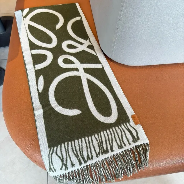 Loewe Anagram Vert Militaire Blanc Motif Abstrait Géométrique Ourlet Frangé Cashmere Écharpe 5