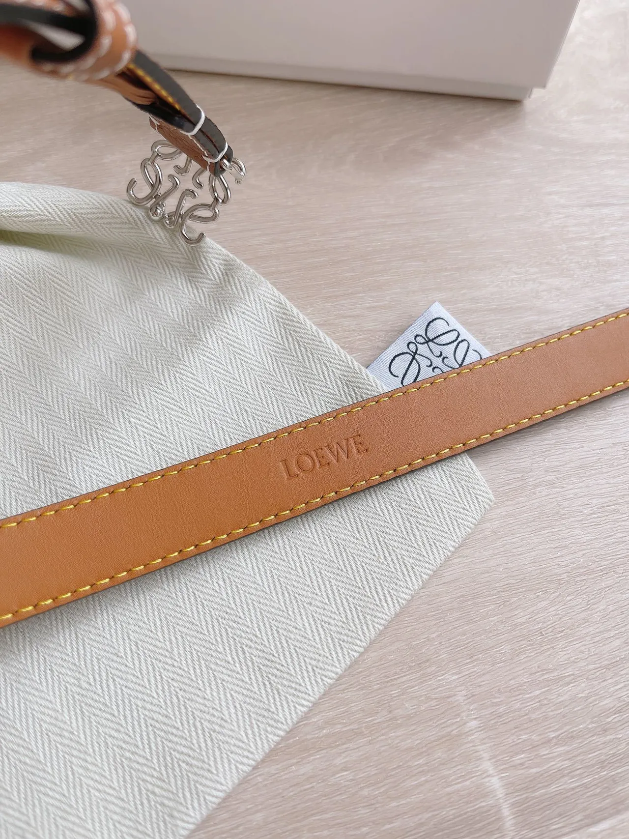 Loewe Anagram Cinto Marrom Laranja Pebbled Forro Contrastante Cinto de Couro 4