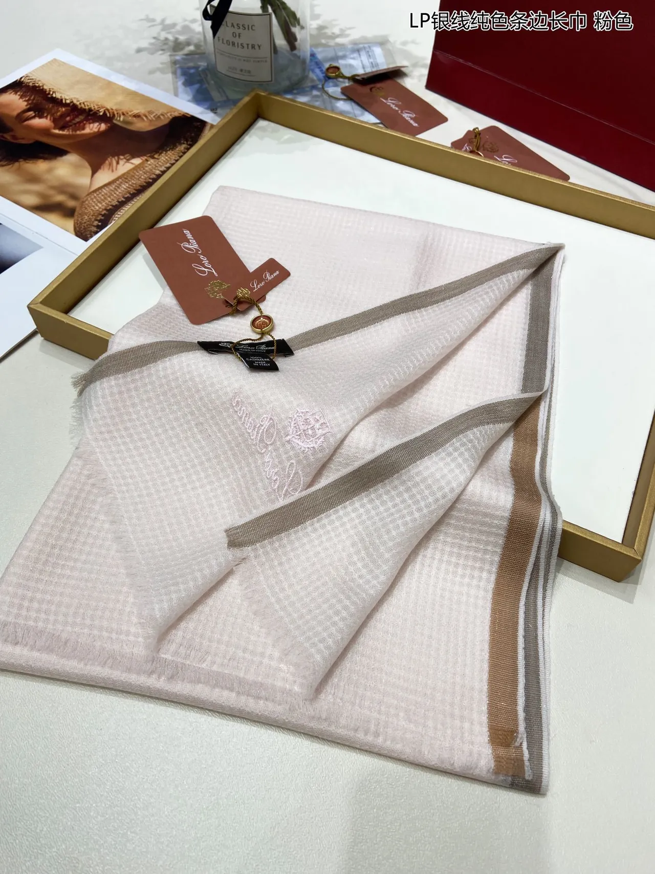 Loro Piana Écharpe de cachemire beige rose tissage léger broderie fil argent 4