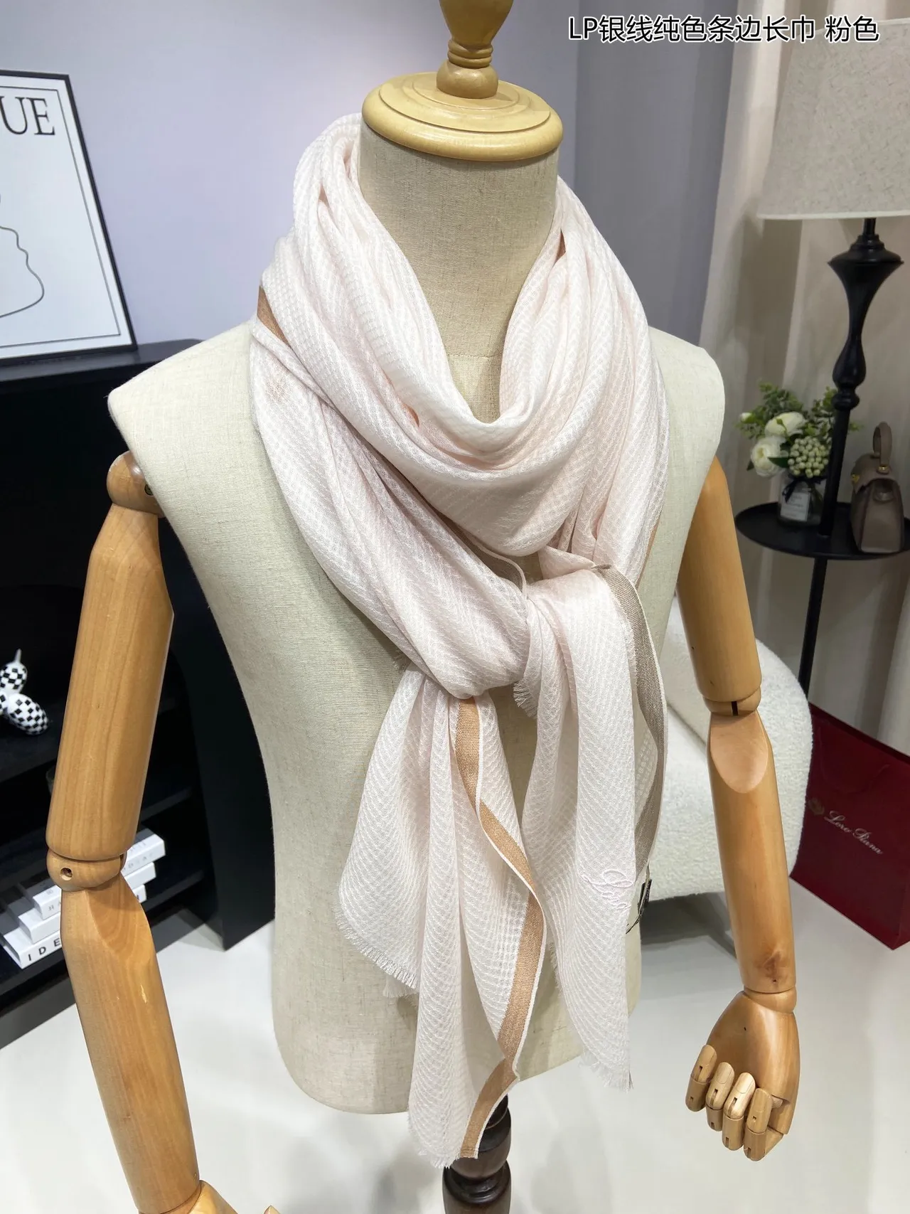 Loro Piana Écharpe de cachemire beige rose tissage léger broderie fil argent 5
