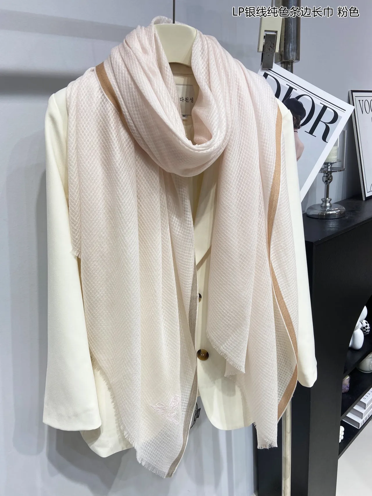 Loro Piana Écharpe de cachemire beige rose tissage léger broderie fil argent 7