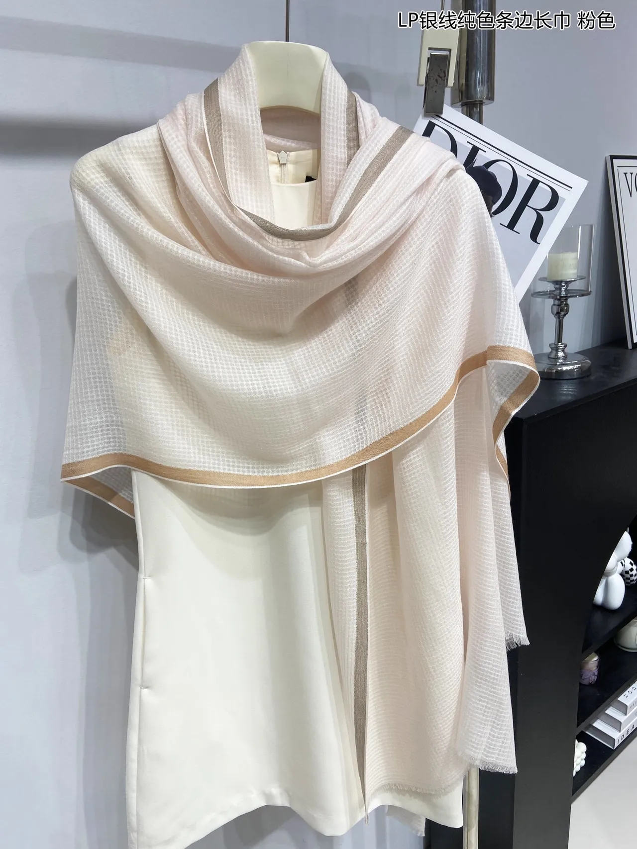 Loro Piana Écharpe de cachemire beige rose tissage léger broderie fil argent 8