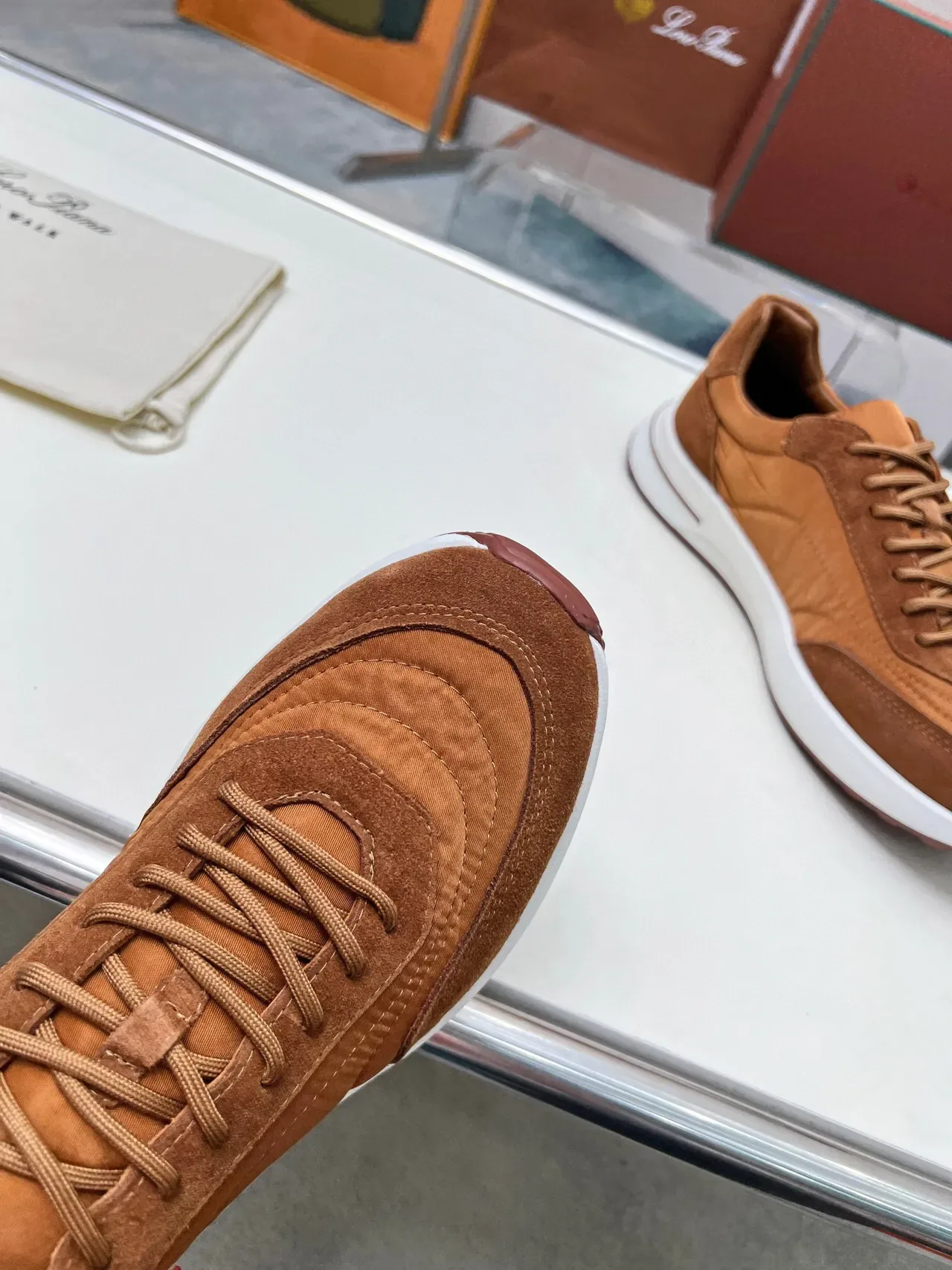 Loro Piana Sneakers Lifestyle Marron Blanc empiègne daim et textile construction panneaux empilés style de vie 7