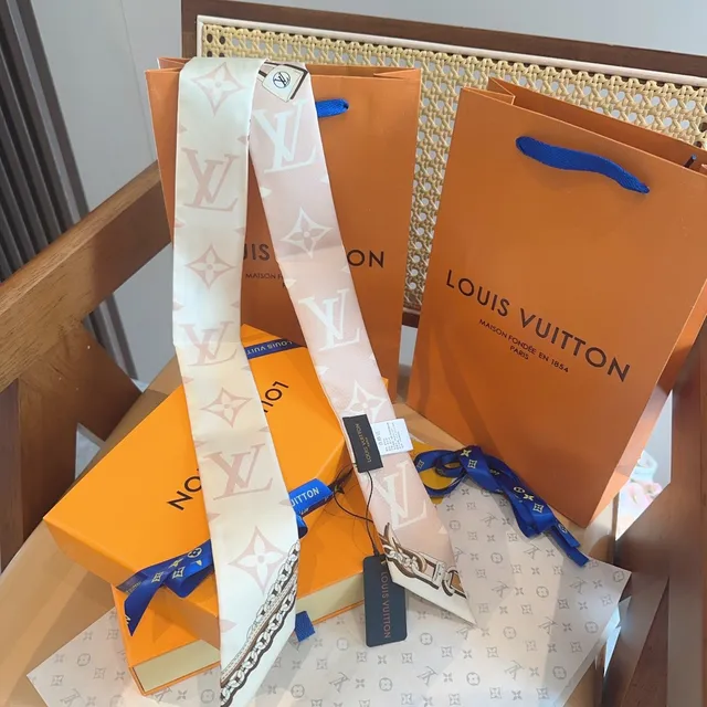 Louis Vuitton Écharpe de Soie Beige Brun avec Impression Monogramme et Bordure Chaîne 2