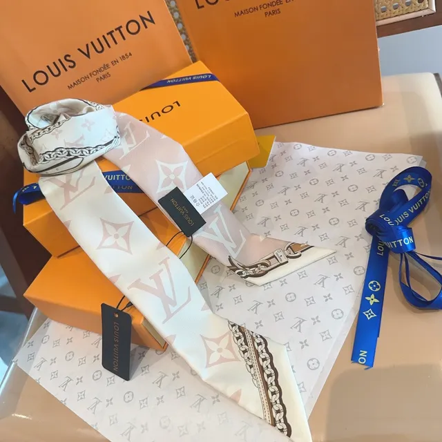 Louis Vuitton Écharpe de Soie Beige Brun avec Impression Monogramme et Bordure Chaîne 3