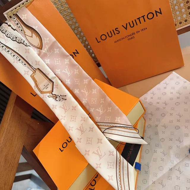 Louis Vuitton Écharpe de Soie Beige Brun avec Impression Monogramme et Bordure Chaîne 4
