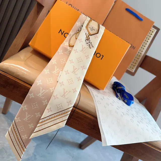 Louis Vuitton Écharpe de Soie Beige Brun avec Impression Monogramme et Bordure Chaîne 5