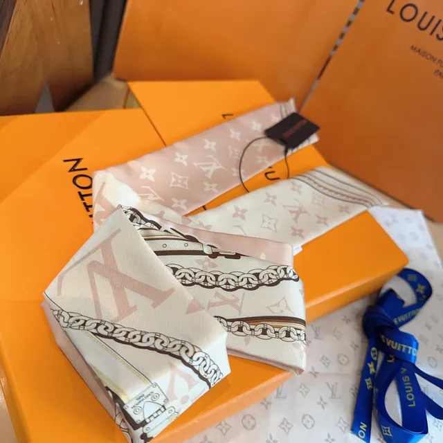 Louis Vuitton Écharpe de Soie Beige Brun avec Impression Monogramme et Bordure Chaîne 6