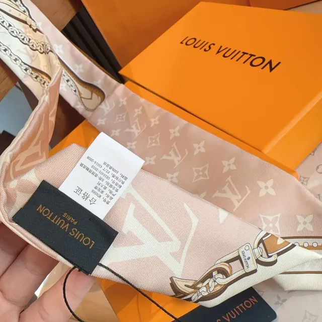 Louis Vuitton Écharpe de Soie Beige Brun avec Impression Monogramme et Bordure Chaîne 7