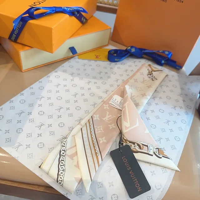 Louis Vuitton Écharpe de Soie Beige Brun avec Impression Monogramme et Bordure Chaîne 8