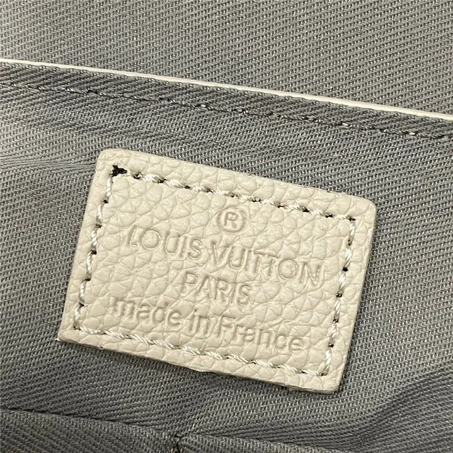 Louis Vuitton Sac messager en cuir texturé grainé beige blanc avec logo LV argenté 2