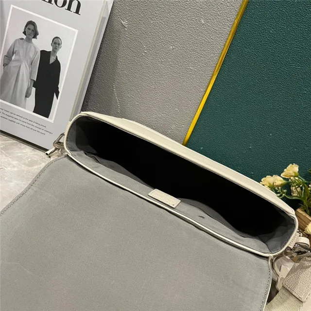 Louis Vuitton Sac messager en cuir texturé grainé beige blanc avec logo LV argenté 3