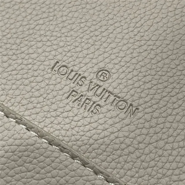 Louis Vuitton Sac messager en cuir texturé grainé beige blanc avec logo LV argenté 4