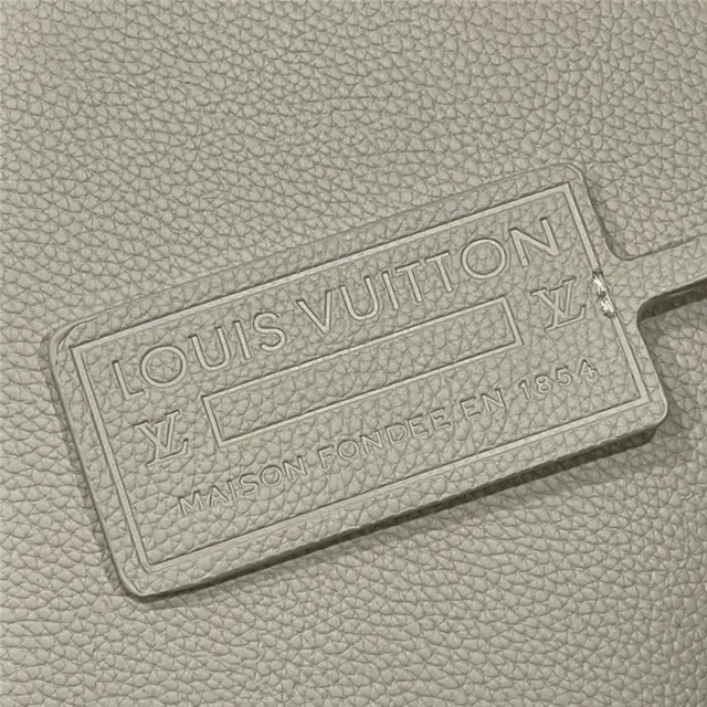 Louis Vuitton Sac messager en cuir texturé grainé beige blanc avec logo LV argenté 5