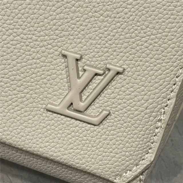 Louis Vuitton Sac messager en cuir texturé grainé beige blanc avec logo LV argenté 6