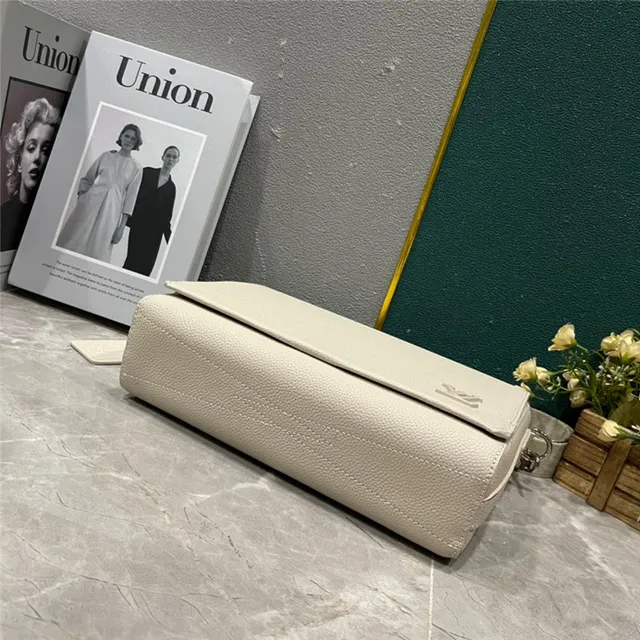 Louis Vuitton Sac messager en cuir texturé grainé beige blanc avec logo LV argenté 7