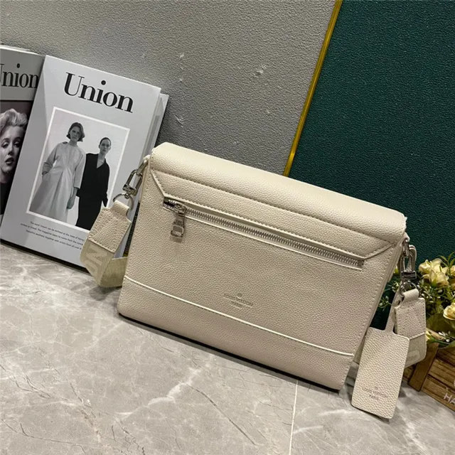 Louis Vuitton Sac messager en cuir texturé grainé beige blanc avec logo LV argenté 8