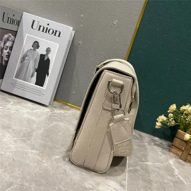 Louis Vuitton Sac messager en cuir texturé grainé beige blanc avec logo LV argenté 9