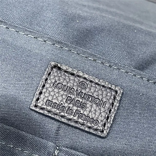 Louis Vuitton Sac messager en cuir texturé grainé beige blanc avec logo LV argenté 10
