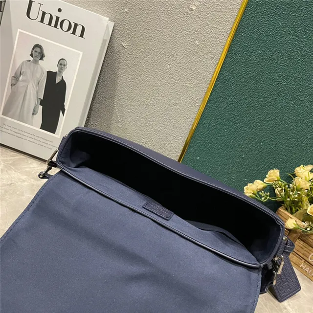 Louis Vuitton Sac messager en cuir texturé grainé beige blanc avec logo LV argenté 11