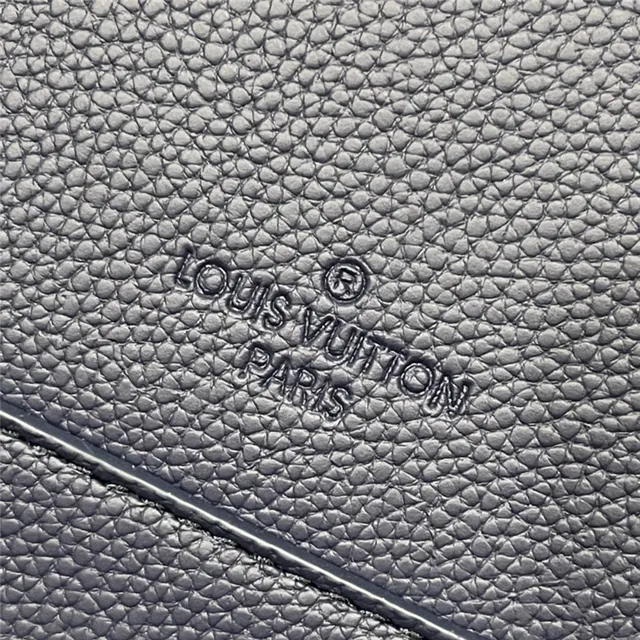 Louis Vuitton Sac messager en cuir texturé grainé beige blanc avec logo LV argenté 12
