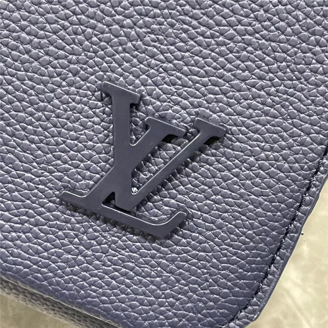Louis Vuitton Sac messager en cuir texturé grainé beige blanc avec logo LV argenté 14