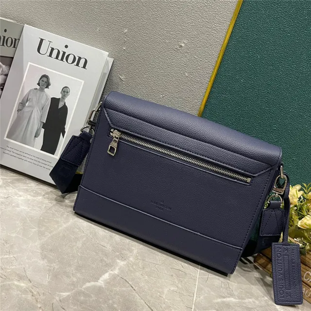 Louis Vuitton Sac messager en cuir texturé grainé beige blanc avec logo LV argenté 16
