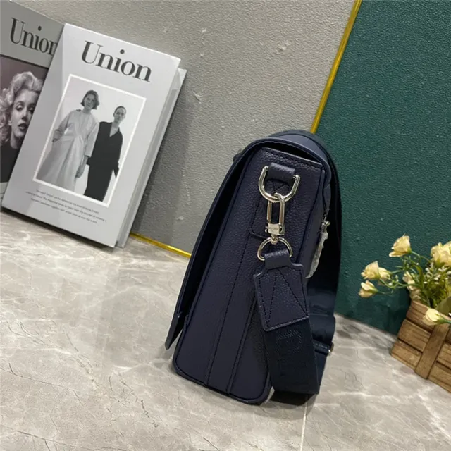 Louis Vuitton Sac messager en cuir texturé grainé beige blanc avec logo LV argenté 17