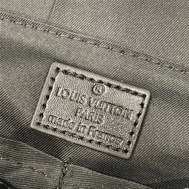 Louis Vuitton Sac messager en cuir texturé grainé beige blanc avec logo LV argenté 19