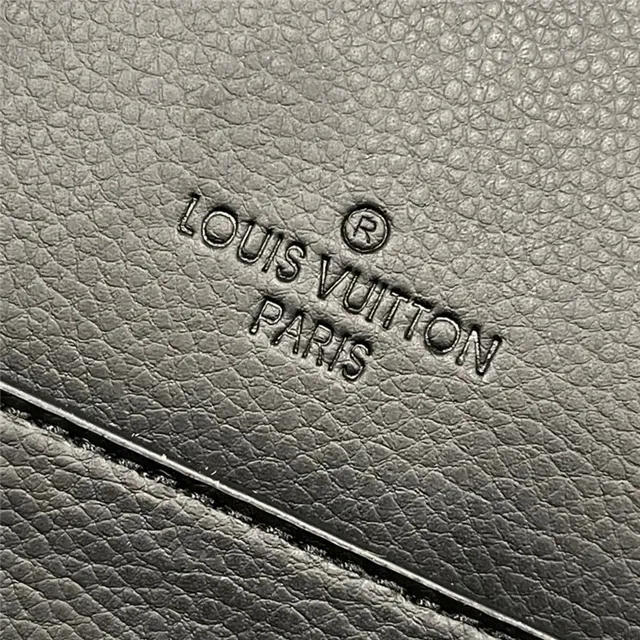 Louis Vuitton Sac messager en cuir texturé grainé beige blanc avec logo LV argenté 21