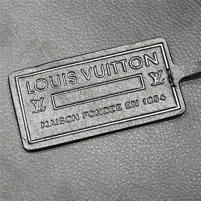Louis Vuitton Sac messager en cuir texturé grainé beige blanc avec logo LV argenté 22