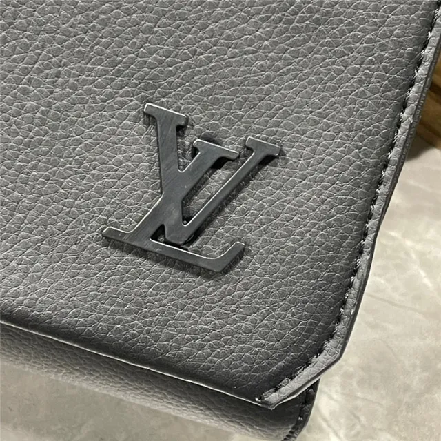 Louis Vuitton Sac messager en cuir texturé grainé beige blanc avec logo LV argenté 23