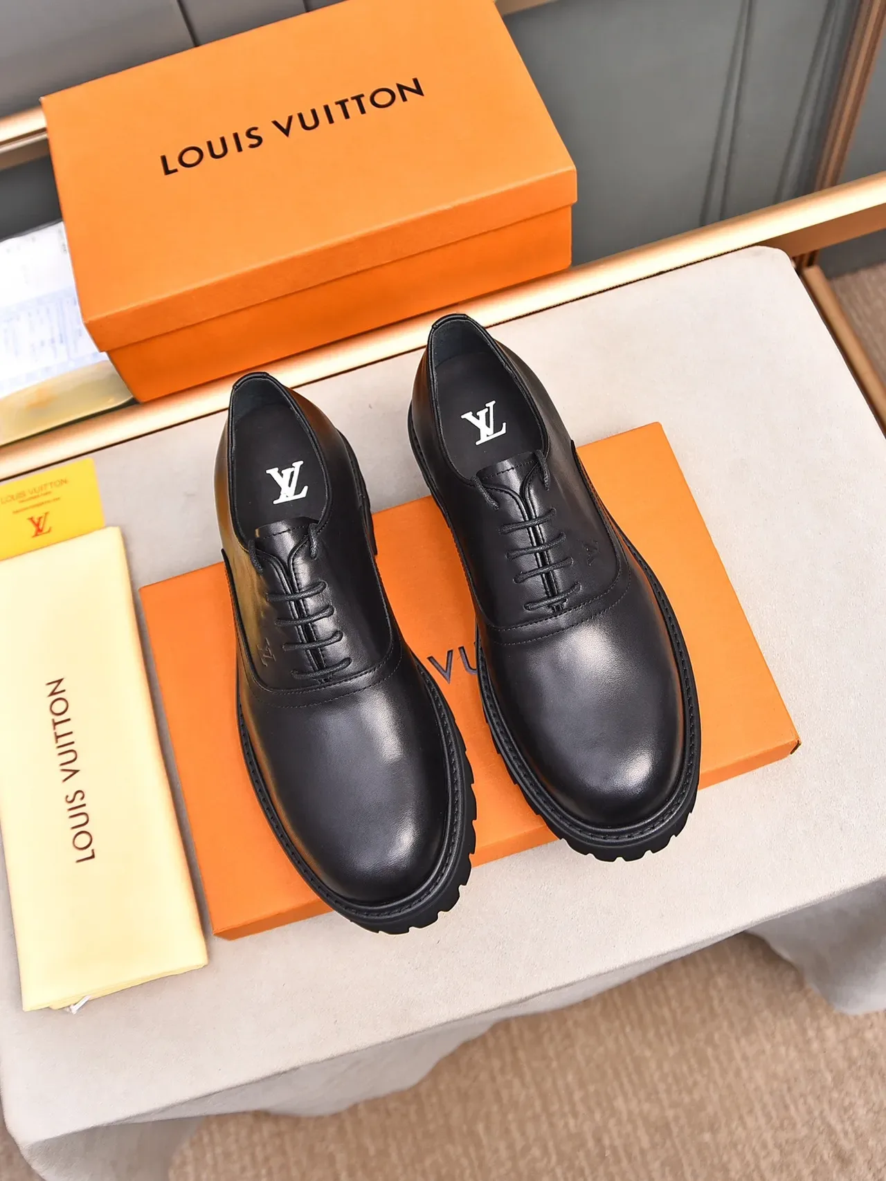Louis Vuitton Sapatos Oxford de Couro Suave Preto com Solado Chunky Lug 3