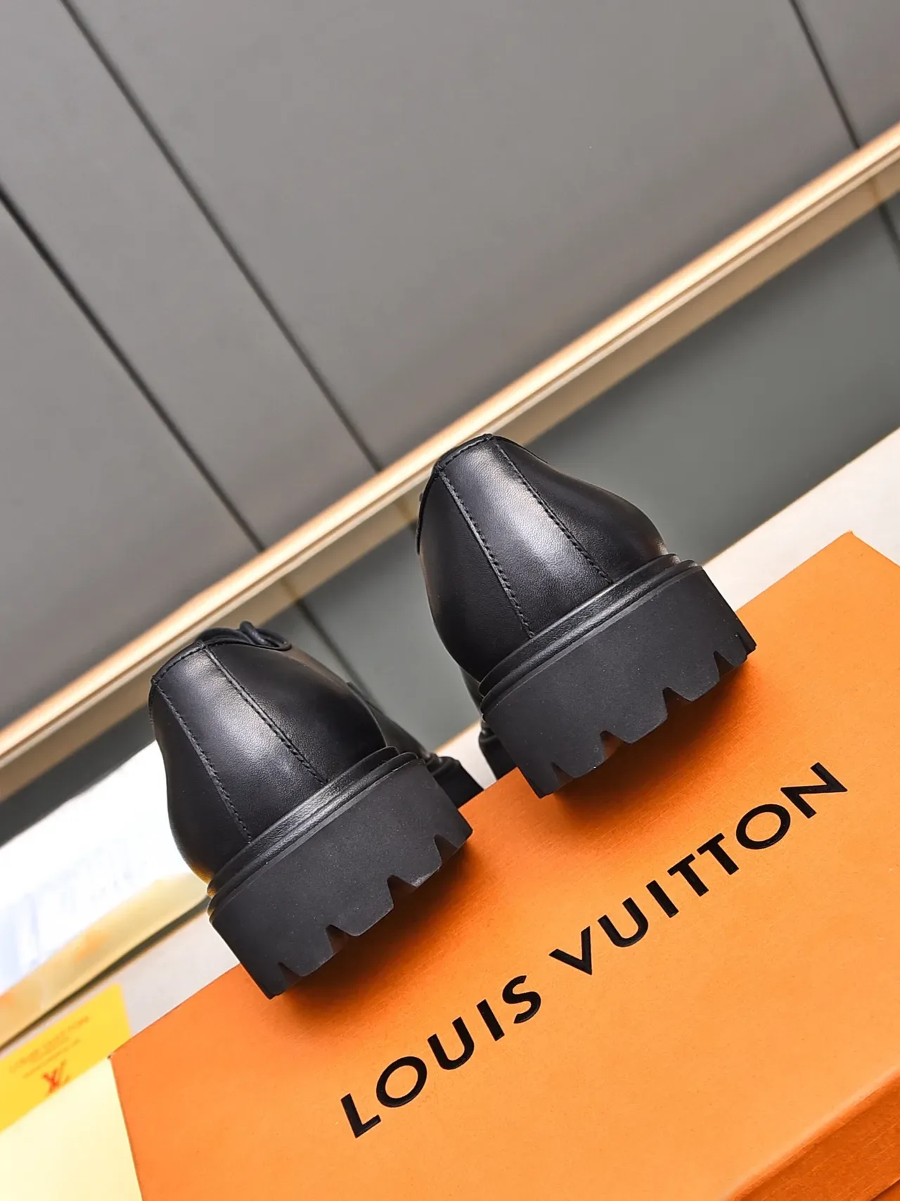 Louis Vuitton Sapatos Oxford de Couro Suave Preto com Solado Chunky Lug 4