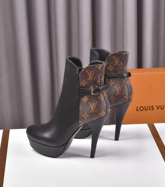 Louis Vuitton Botas de tornozelo de couro preto e monograma 2