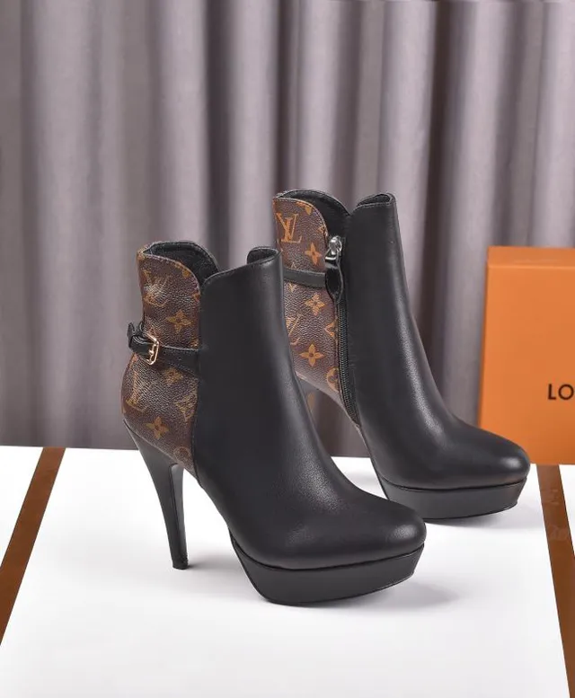Louis Vuitton Botas de tornozelo de couro preto e monograma 4